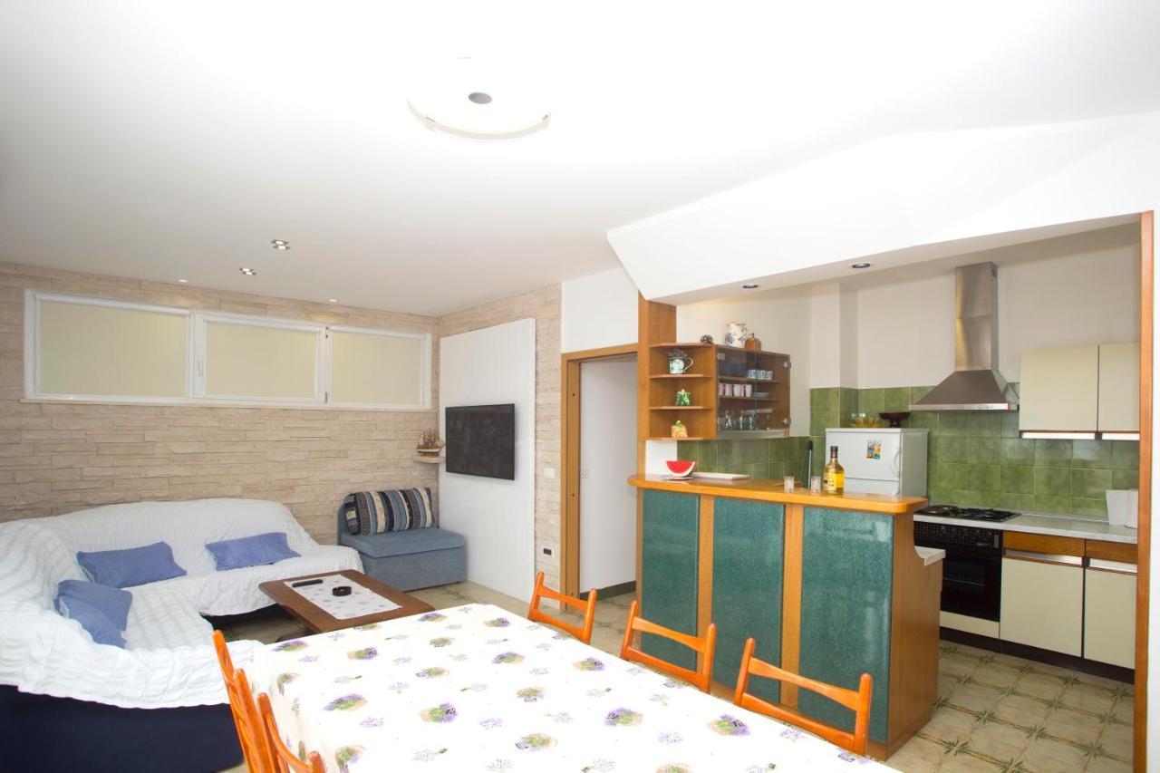 Apartment Damir Постира Екстериор снимка